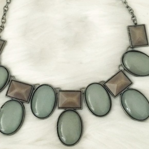 Moss Green & Tan Bib Necklace Signed NY Glass Stones 18-21" Perfect Cond - Picture 3 of 3